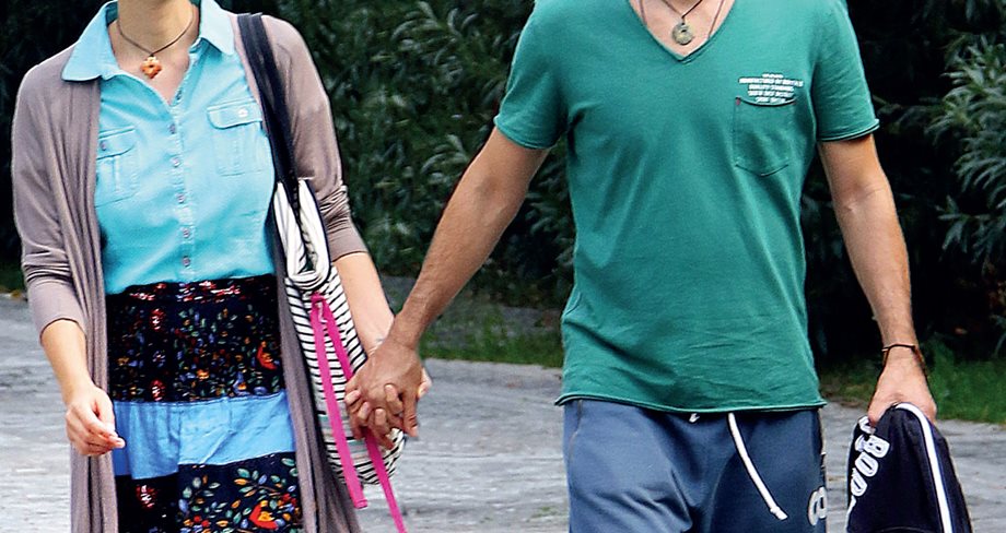 Ποιο παντρεμένο ζευγάρι της ελληνικής showbiz βγήκε έξω ντυμένο ΕΤΣΙ;