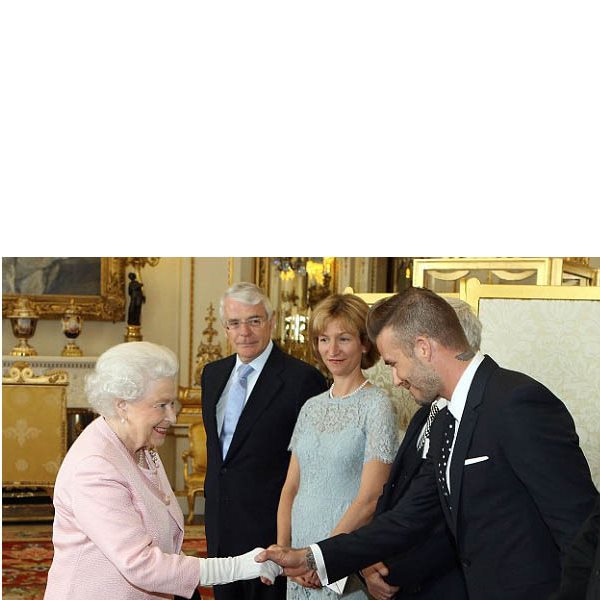 Beckham: Πώς κατάφεραν να έχουν περισσότερα χρήματα από τη Βασίλισσα της Αγγλίας;