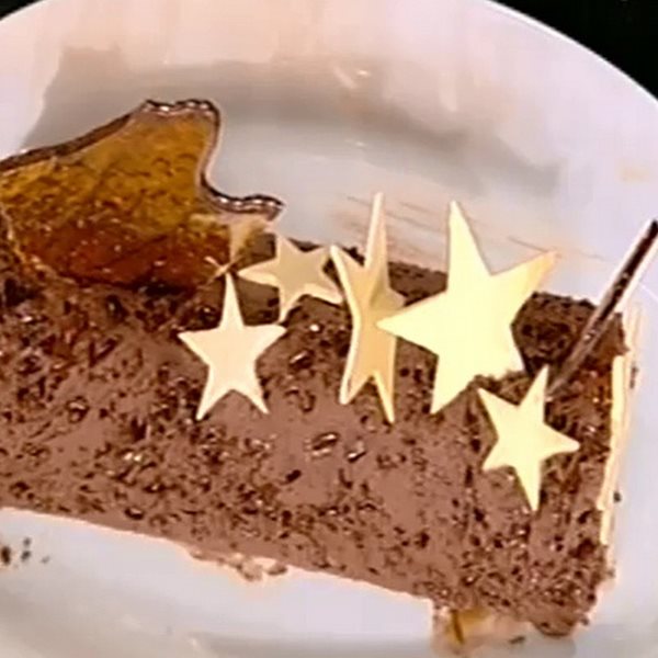 Kορμός σοκολάτας με καραμέλα και ουίσκι από τον Στέλιο Παρλιάρο (Video)