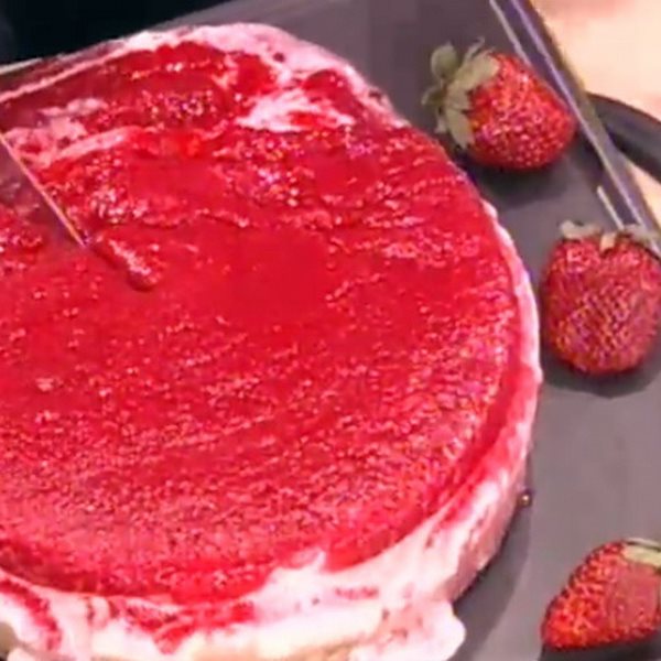 Μοναδικό cheesecake με ζελέ από φρέσκες φράουλες από την Αργυρώ Μπαρμπαρίγου
