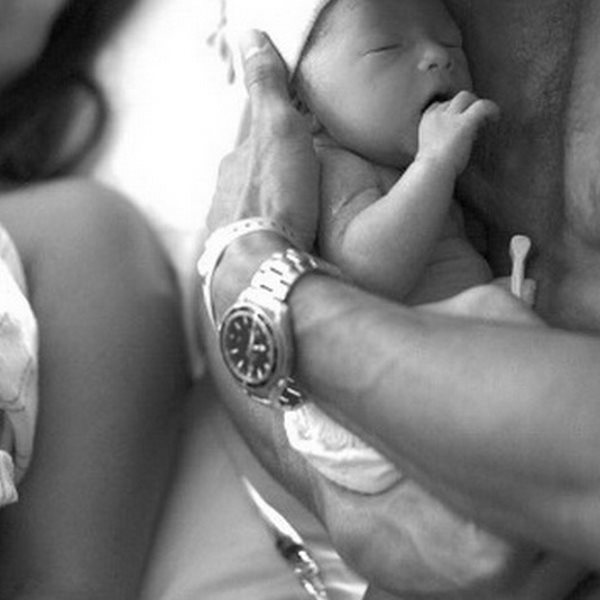 Το ζευγάρι της showbiz κοιμήθηκε με το νεογέννητο γιο του - Η τρυφερή φωτογραφία 