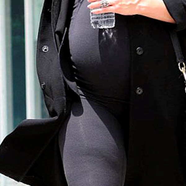 Η πολύ μεγάλη κοιλιά της εγκυμονούσας αποκαλύφθηκε μετά από δημόσια εμφάνισή της
