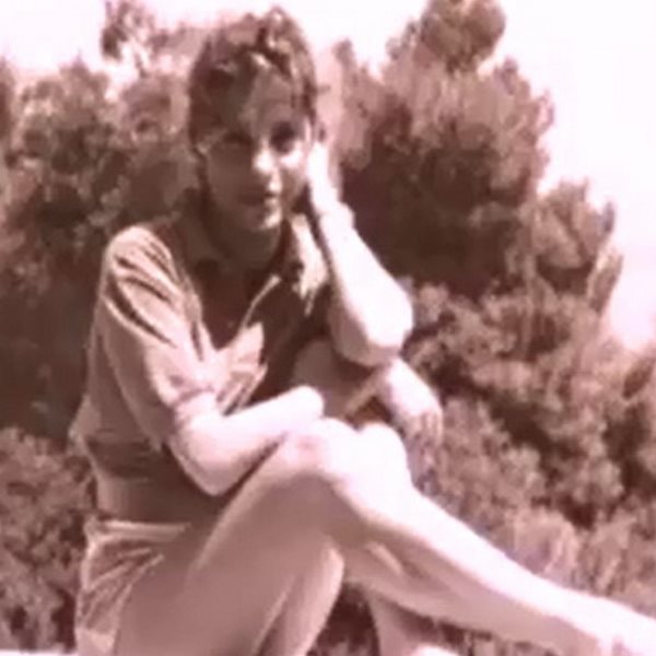 Ελένη Μενεγάκη: Προσωπικές φωτογραφίες από τα νεανικά της χρόνια & το ξεκίνημά της (Video)