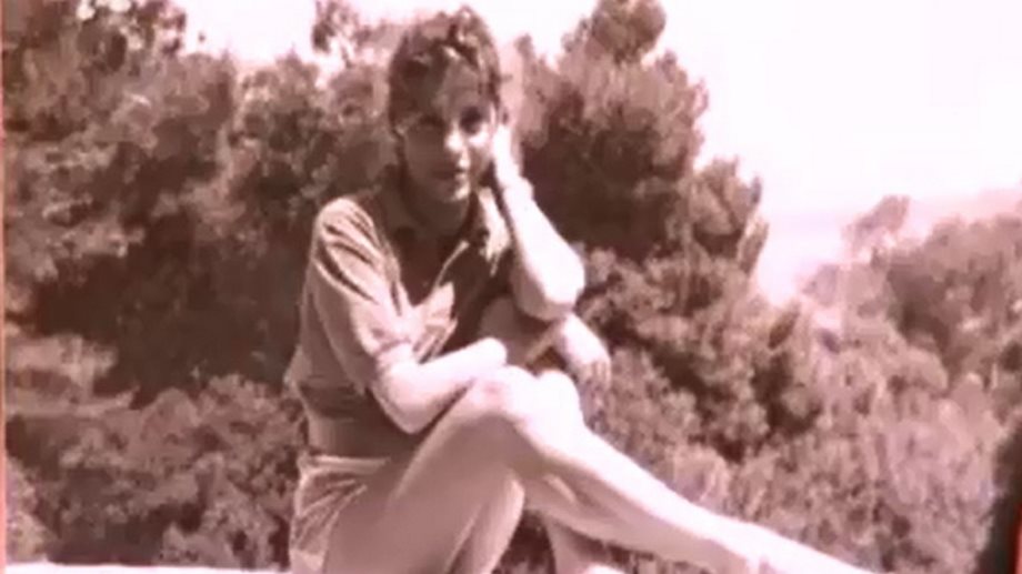 Ελένη Μενεγάκη: Προσωπικές φωτογραφίες από τα νεανικά της χρόνια & το ξεκίνημά της (Video)