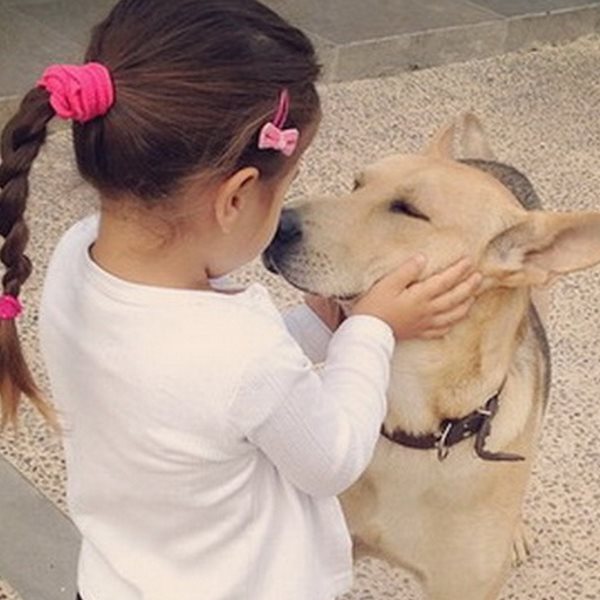 H κόρη της Ελληνίδας παρουσιάστριας απολαμβάνει τα χάδια με τον σκύλο της