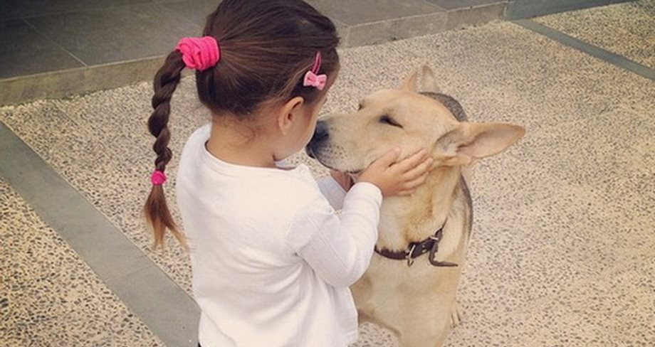 H κόρη της Ελληνίδας παρουσιάστριας απολαμβάνει τα χάδια με τον σκύλο της