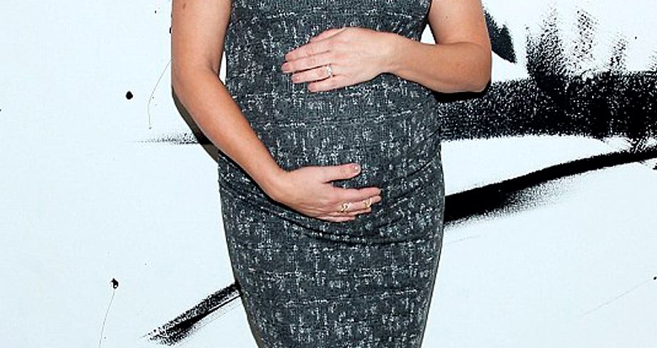 Η 41χρονη εγκυμονούσα ηθοποιός δεν σταματά να χαϊδεύει τη φουσκωμένη της κοιλίτσα