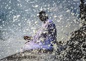 Άνδρας στην παραλία Κarachi του Pakistan. O κυκλώνας Νιλουφάρ προσεγγίζει τη βορειοδυτική Ινδία και το Pakistan.