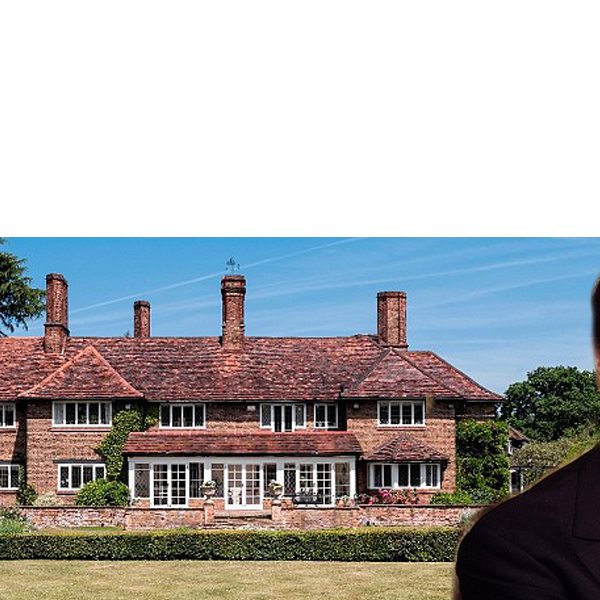 Roger Moore: Προς πώληση το σπίτι του "James Bond"
