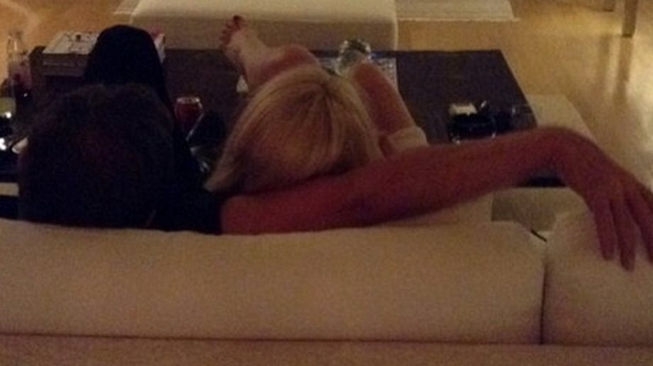 Η Ρούλα Κορομηλά στον καναπέ του σπιτιού της αγκαλιά με τον…