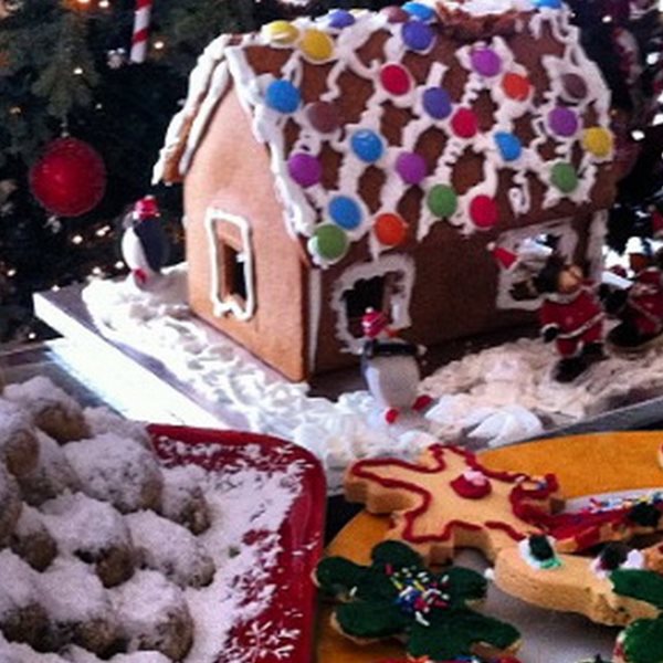 Η γλυκιά τραγουδίστρια γέμισε το σπίτι με λαχταριστά γλυκά, χρωματιστά ζαχαρόσπιτα και αφράτα Χριστουγεννιάτικα cookies