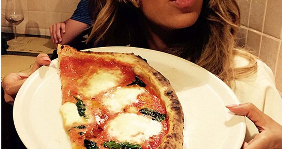 Η εντυπωσιακή τραγουδίστρια ακολουθεί αυστηρή διατροφή, αλλά έκανε την... "αμαρτία" σε ένα ταξίδι στην Ιταλία