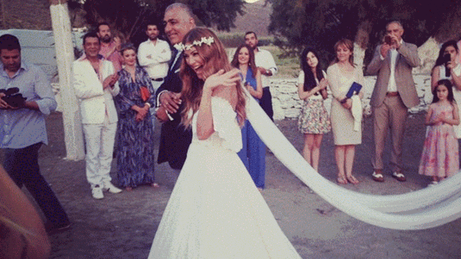 Δέσποινα Καμπούρη- Βαγγέλης Ταρασιάδης: Δείτε τις  πρώτες φωτογραφίες από τον γάμο τους στην Κύθνο! 
