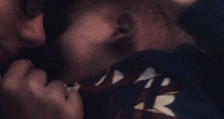 Η νέα μανούλα της ελληνικής showbiz φωτογραφίζει το νεογέννητο γιο της στην πιο τρυφερή στιγμή