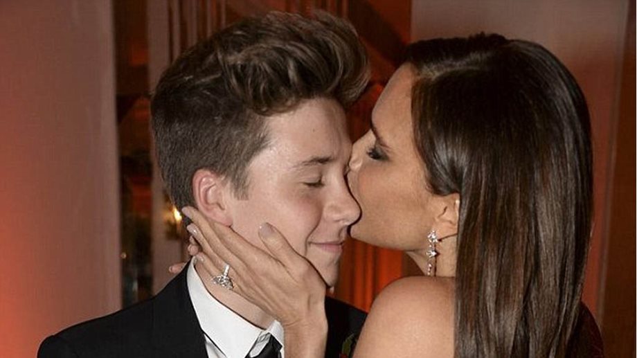 Το στοργικό φιλί της Victoria Beckham στον γιο της Brooklyn Beckham!