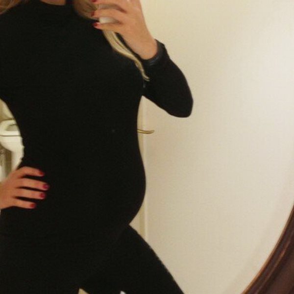 Εγκυμονούσα celebrity ντύθηκε "catwoman" και φωτογραφίζεται μπροστά στον καθρέφτη του σπιτιού της