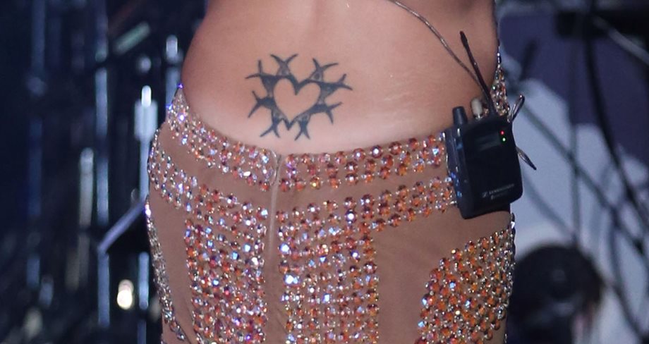Το τατουάζ της πασίγνωστης τραγουδίστριας δεν πέρασε απαρατήρητο στην πρεμιέρα της... 
