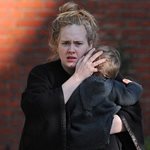 Η Adele χωρίς μακιγιάζ βόλτα στα μαγαζιά με τον γιο της