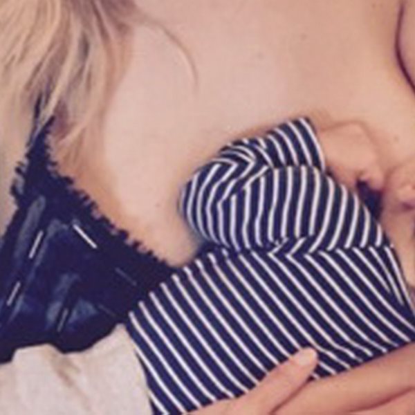 Η πασίγνωστη celebrity θηλάζει το νεογέννητο γιο της και μοιράζεται μαζί μας τη στιγμή
