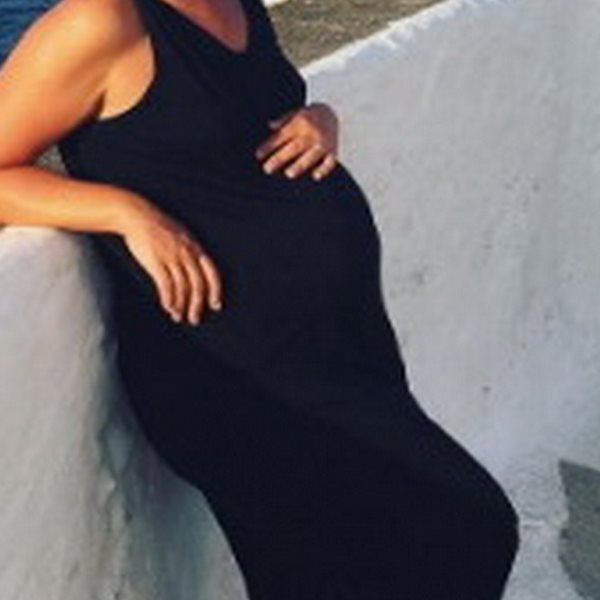 Βόλτα στη Σκόπελο για τη celebrity σε προχωρημένη εγκυμοσύνη!