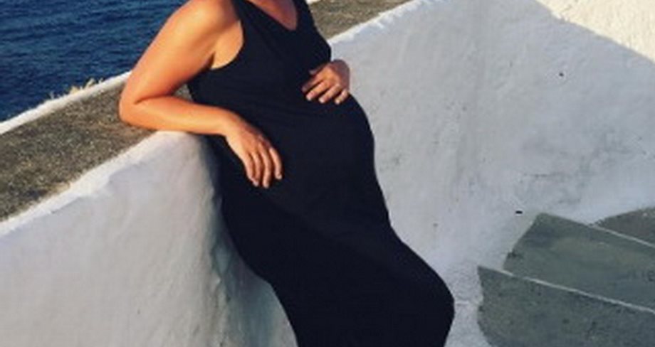 Βόλτα στη Σκόπελο για τη celebrity σε προχωρημένη εγκυμοσύνη!