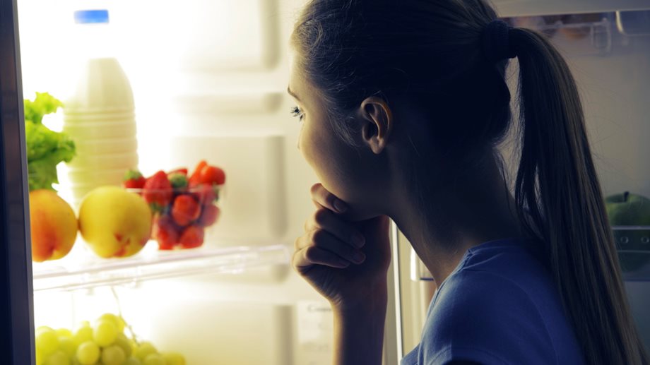 Μήπως σηκώνεσαι μέσα στη νύχτα και τρως ό, τι υπάρχει στο ψυγείο; 