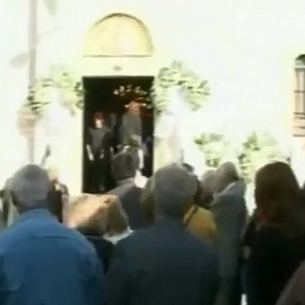 Το "Τελευταίο Αντίο" είπε πλήθος κόσμου στην κηδεία του Νίκου Φώσκολου