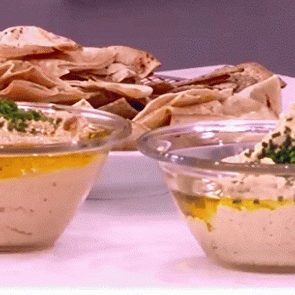 Χούμους με αραβικά πιτάκια από τον Άκη Πετρετζίκη VIDEO