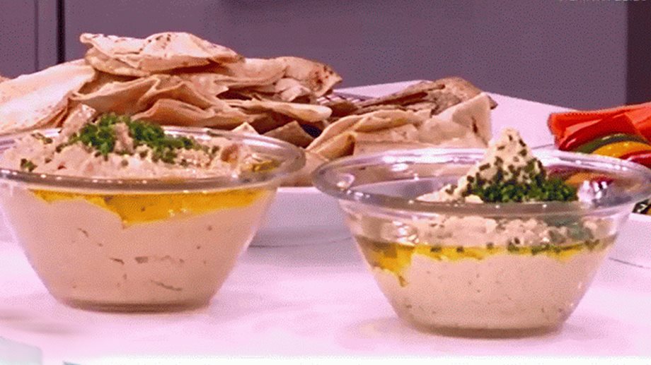 Χούμους με αραβικά πιτάκια από τον Άκη Πετρετζίκη VIDEO