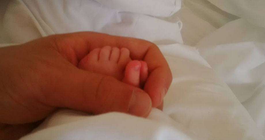 Ο πολύ γνωστός Έλληνας τραγουδιστής δημοσίευσε την πρώτη φωτογραφία με το νεογέννητο!