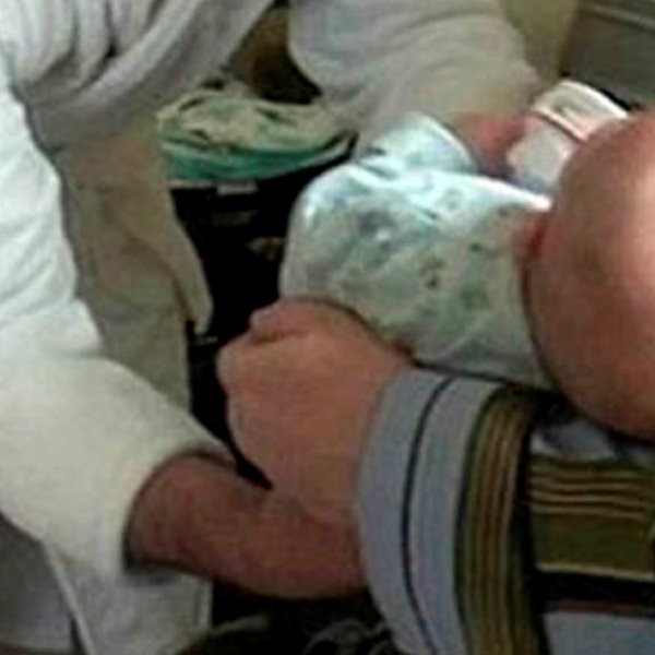 Πασίγνωστος τραγουδιστής πλήρωσε 24.000 ευρώ για να κρατήσει αγκαλιά το δεύτερο μωρό του 
