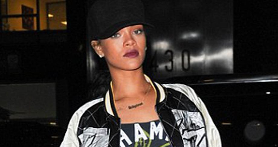 Rihanna: Από πάνω crop top κι από κάτω...