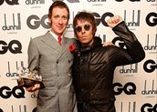 Ο νικητής του φετινού Τour De France, Bradley Wiggins κρατώντας το βραβείο του φωτογραφίζεται με τον Liam Gallagher.