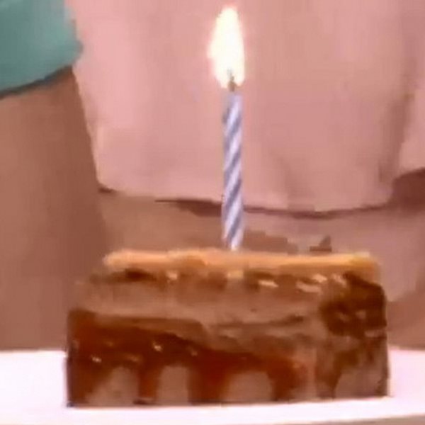 Ο παρουσιαστής έχει γενέθλια κι αντί για τούρτα, του έφεραν μία... πάστα!
