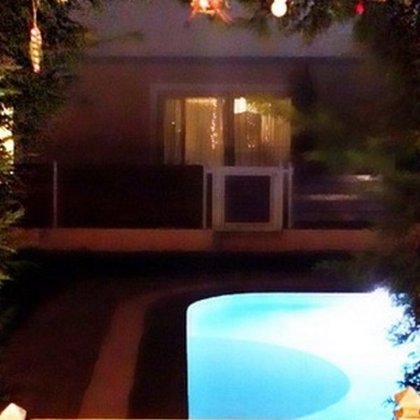 O Γιώργος Τσαλίκης στόλισε χριστουγεννιάτικα μέχρι και την πισίνα του σπιτιού του στα βόρεια προάστια!