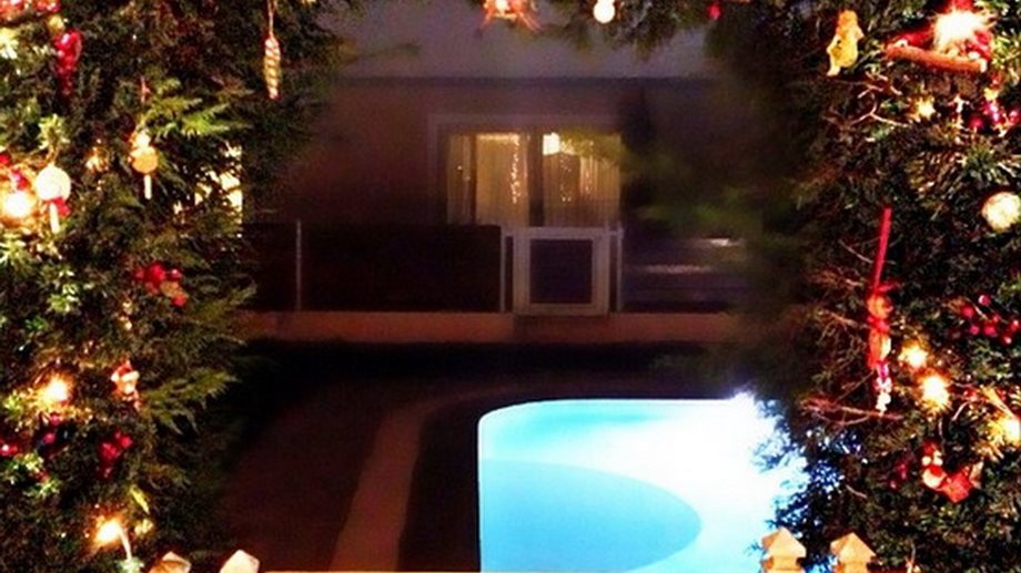 O Γιώργος Τσαλίκης στόλισε χριστουγεννιάτικα μέχρι και την πισίνα του σπιτιού του στα βόρεια προάστια!