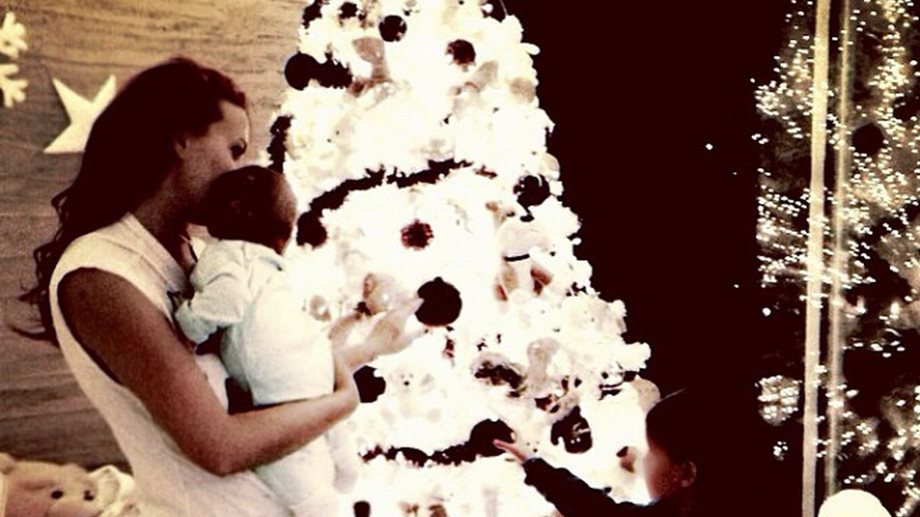 Η Σίσσυ Χρηστίδου στολίζει το χριστουγεννιάτικο δέντρο με τους γιους της
