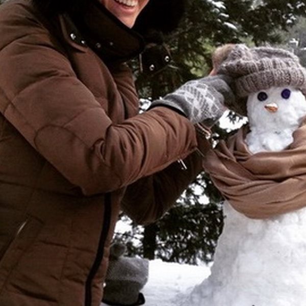 Η παρουσιάστρια άφησε το νεογέννητο γιο της σπίτι και βγήκε για να φτιάξει χιονάνθρωπο