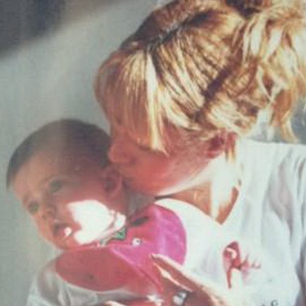 Αγαπημένη παρουσιάστρια ευχήθηκε στο γιο της που έχει σήμερα γενέθλια με αυτή τη γλυκιά φωτογραφία απο τότε που ήταν μωράκι!