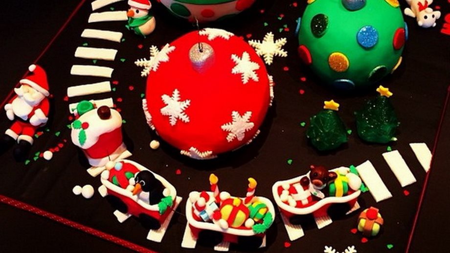 Μεγαλούργησε η celebrity! 'Εφτιαξε σε τούρτα ολόκληρο χριστουγεννιάτικο χωριό!