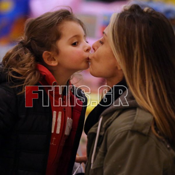 Κατερίνα Λάσπα: Ένα γλυκό φιλί από την κόρη της, Σάρα, για το δώρο που της πήρε
