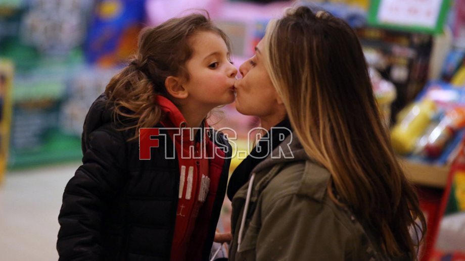 Κατερίνα Λάσπα: Ένα γλυκό φιλί από την κόρη της, Σάρα, για το δώρο που της πήρε