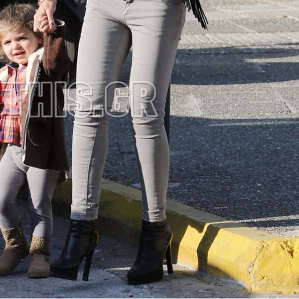 Η κόρη με μποτάκια και η μαμά με 10ποντα ankle boots κάνουν βόλτα στη Γλυφάδα