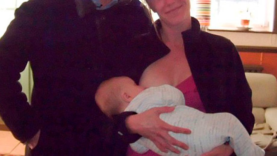 Θαυμάστρια δεν σταμάτησε να θηλάζει το μωρό της ενώ πόζαρε με τον ηθοποιό - είδωλό της