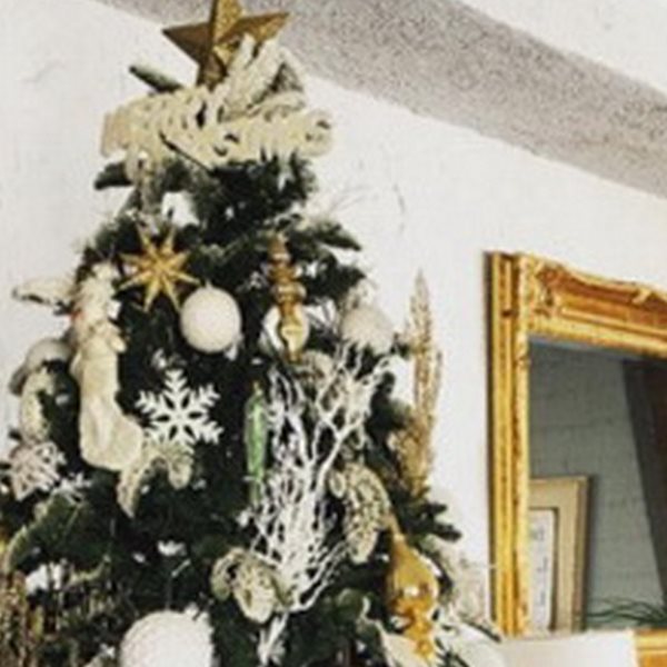 Η Ελληνίδα μανούλα στόλισε από τώρα το χριστουγεννιάτικο δέντρο με το μωράκι της