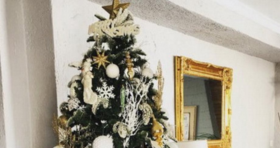 Η Ελληνίδα μανούλα στόλισε από τώρα το χριστουγεννιάτικο δέντρο με το μωράκι της