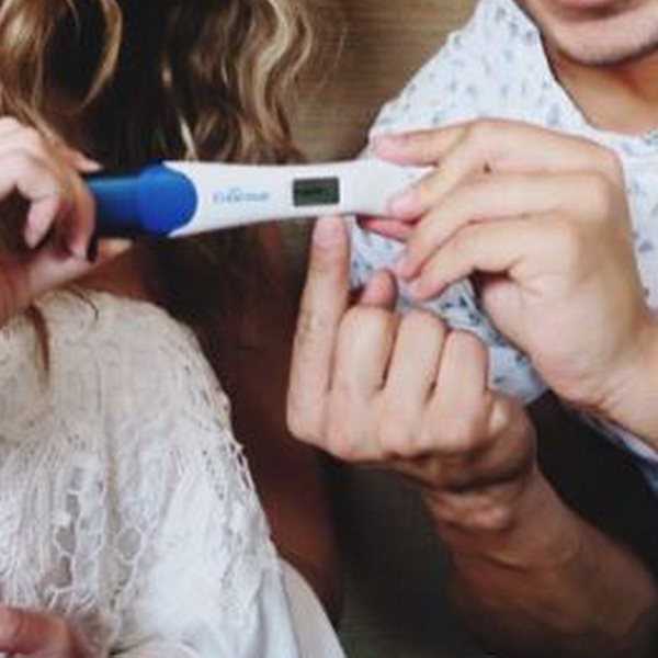 Το ζευγάρι της showbiz περιμένει παιδί και το ανακοίνωσε με το τεστ εγκυμοσύνης!