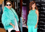 Η Rita Ora εμφανίστηκε με ένα χνουδωτό τιρκουάζ παλτό, που έμοιαζε με το top που φόρεσε η Rihanna ένα χρόνο πριν.