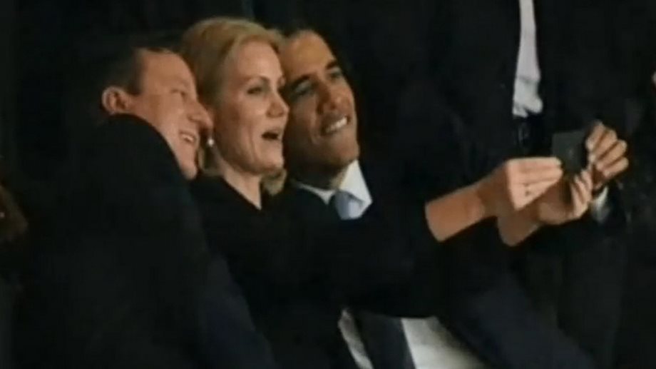 Σάλο έχει προκαλέσει η selfie φωτογραφία που έβγαλε ο Barack Obama με την πρωθυπουργό της Δανίας στην επιμνημόσυνη δέηση του Nelson Mandela