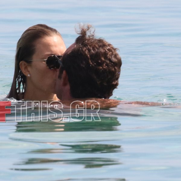 Τρυφερά φιλιά στην πιο κοσμική παραλία της Μυκόνου για το ζευγάρι της ελληνικής showbiz